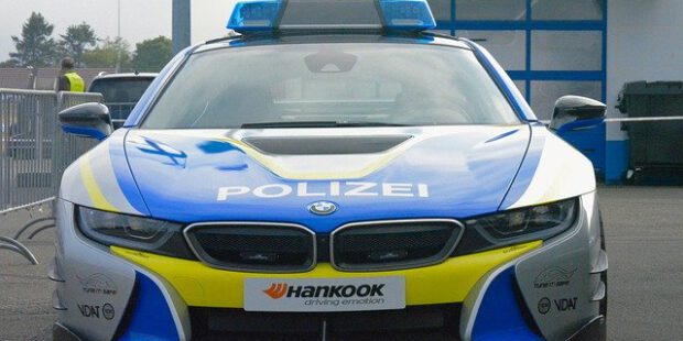 Bis zu sechs Personen schlagen und treten auf 17-Jährigen ein