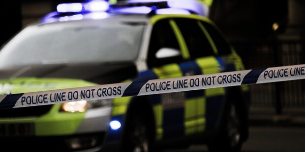 Bis zu sechs Personen schlagen und treten auf 17-Jährigen ein