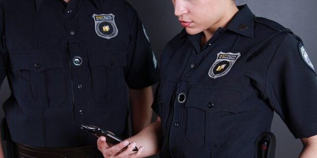Bis zu sechs Personen schlagen und treten auf 17-Jährigen ein Bis zu sechs Personen schlagen und treten auf 17-Jährigen ein
