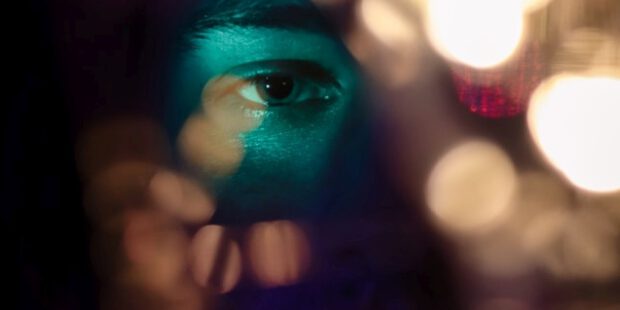 Bis zu sechs Personen schlagen und treten auf 17-Jährigen ein