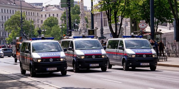 Bis zu sechs Personen schlagen und treten auf 17-Jährigen ein