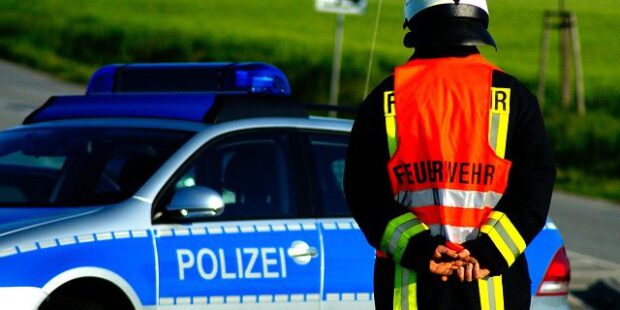 Bis zu sechs Personen schlagen und treten auf 17-Jährigen ein