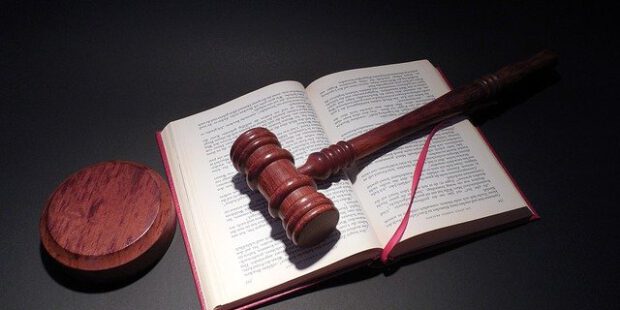 Bis zu sechs Personen schlagen und treten auf 17-Jährigen ein