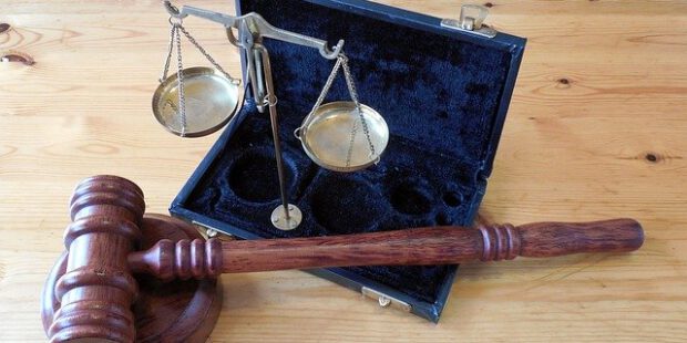 Bis zu sechs Personen schlagen und treten auf 17-Jährigen ein Bis zu sechs Personen schlagen und treten auf 17-Jährigen ein