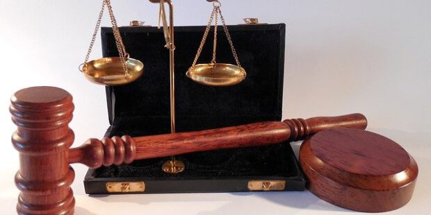 Bis zu sechs Personen schlagen und treten auf 17-Jährigen ein