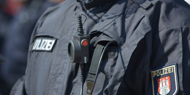 Bis zu sechs Personen schlagen und treten auf 17-Jährigen ein