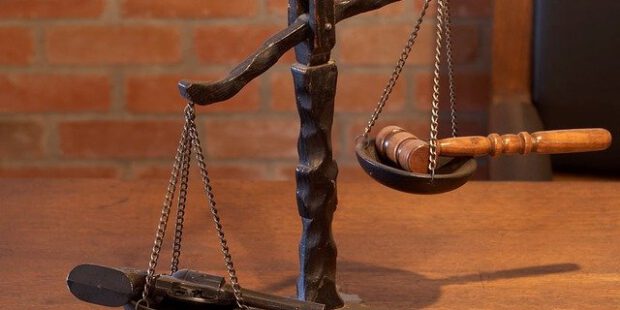 Bis zu sechs Personen schlagen und treten auf 17-Jährigen ein