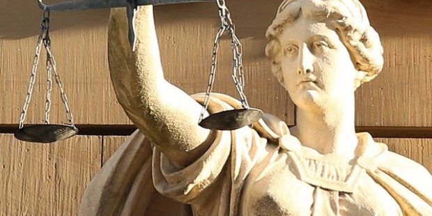 Bis zu sechs Personen schlagen und treten auf 17-Jährigen ein