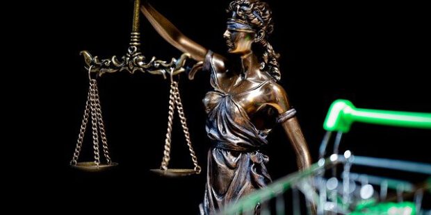 Bis zu sechs Personen schlagen und treten auf 17-Jährigen ein