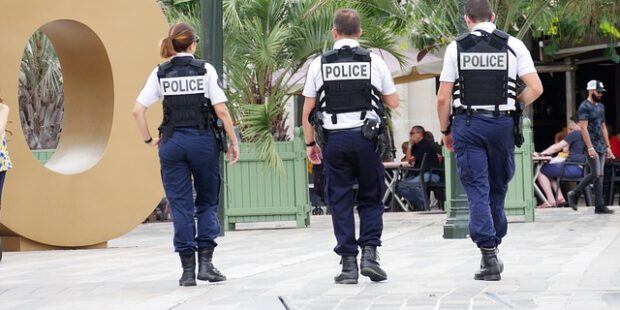Bis zu sechs Personen schlagen und treten auf 17-Jährigen ein