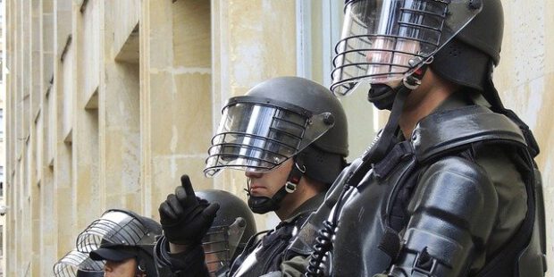 Bis zu sechs Personen schlagen und treten auf 17-Jährigen ein