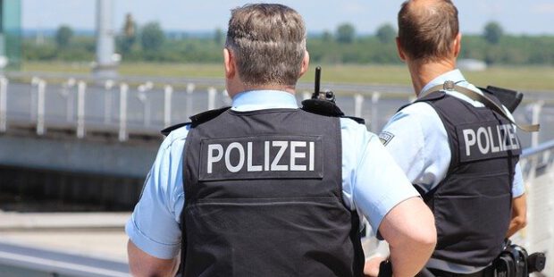 Traktor verliert Tausende Kürbiskerne und verwandelt Straße in Rutschbahn