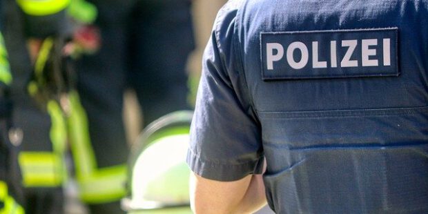 Bis zu sechs Personen schlagen und treten auf 17-Jährigen ein