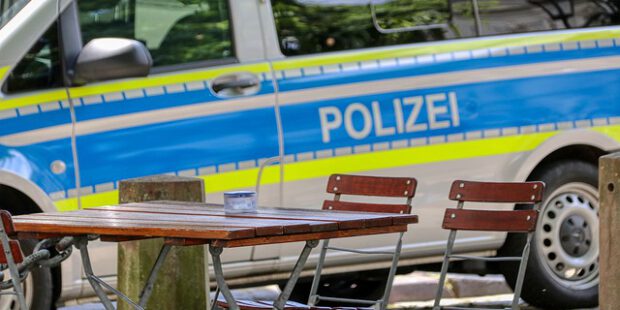 Bis zu sechs Personen schlagen und treten auf 17-Jährigen ein