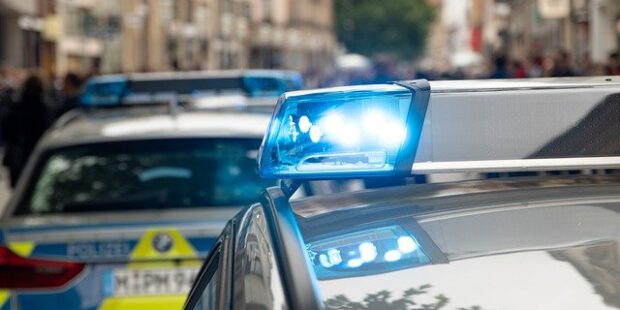 Bis zu sechs Personen schlagen und treten auf 17-Jährigen ein