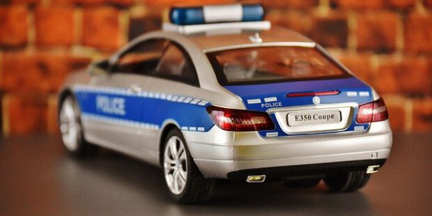 Bis zu sechs Personen schlagen und treten auf 17-Jährigen ein