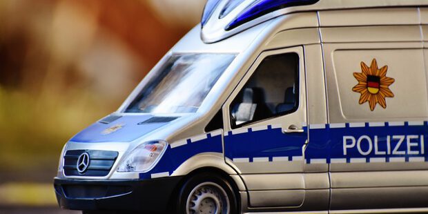 Bis zu sechs Personen schlagen und treten auf 17-Jährigen ein