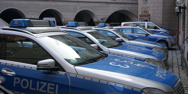 Bis zu sechs Personen schlagen und treten auf 17-Jährigen ein