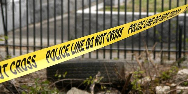 Bis zu sechs Personen schlagen und treten auf 17-Jährigen ein