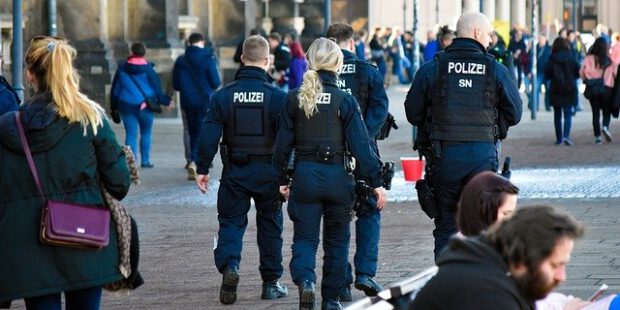 Bis zu sechs Personen schlagen und treten auf 17-Jährigen ein