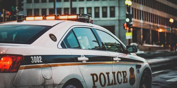 Bis zu sechs Personen schlagen und treten auf 17-Jährigen ein