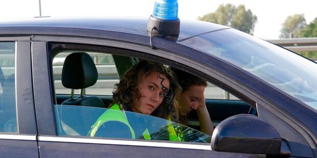 Bis zu sechs Personen schlagen und treten auf 17-Jährigen ein