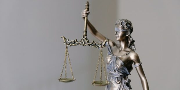 Bis zu sechs Personen schlagen und treten auf 17-Jährigen ein