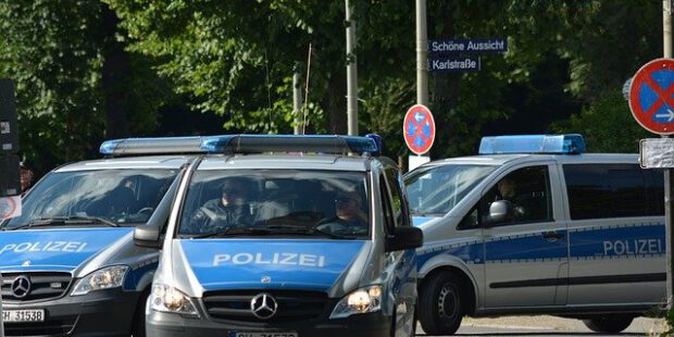 Bis zu sechs Personen schlagen und treten auf 17-Jährigen ein