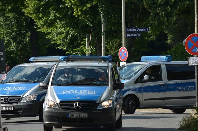 Junge Männer rasen mit Sportwagen gegen Baum – Schaulustige erhält Anzeige von der Polizei